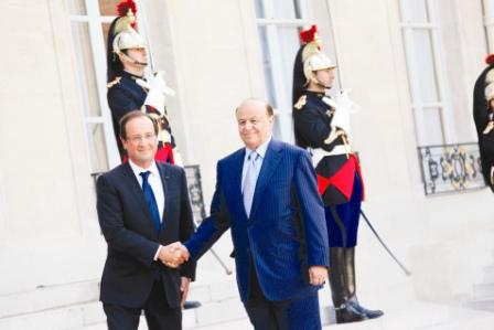 الرئيس لدى لقائه الرئيس الفرنسي أمس الأول